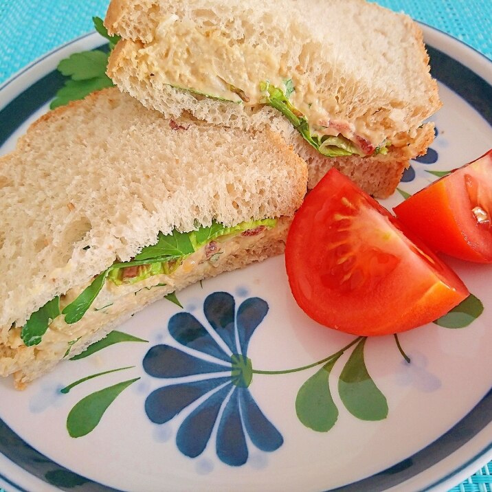フムスのカレー味野菜サンドイッチ